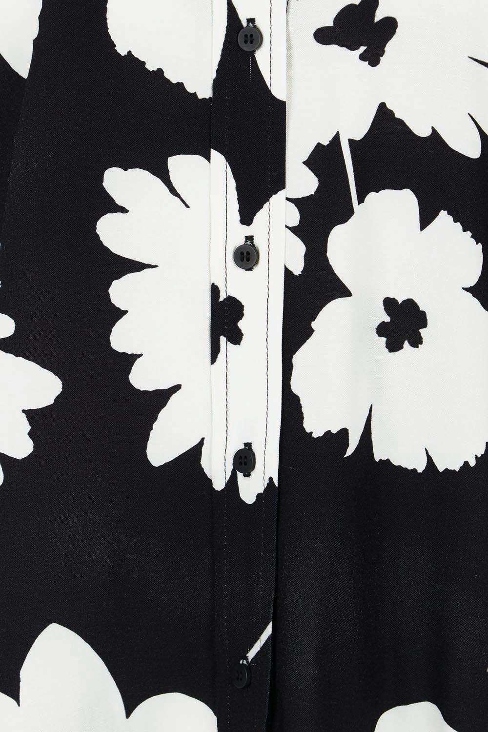 Product shot of the Rosie Shirt in colour Floral (Black), detail