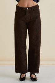 A model wearing the Steffie Relax Straight Leg Jean in colour Leopchoc, from the front, cropped image