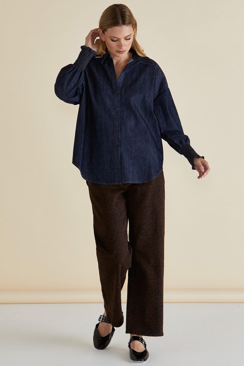 A model wearing the Steffie Relax Straight Leg Jean in colour Leopchoc, from the front, showing the whole outfit