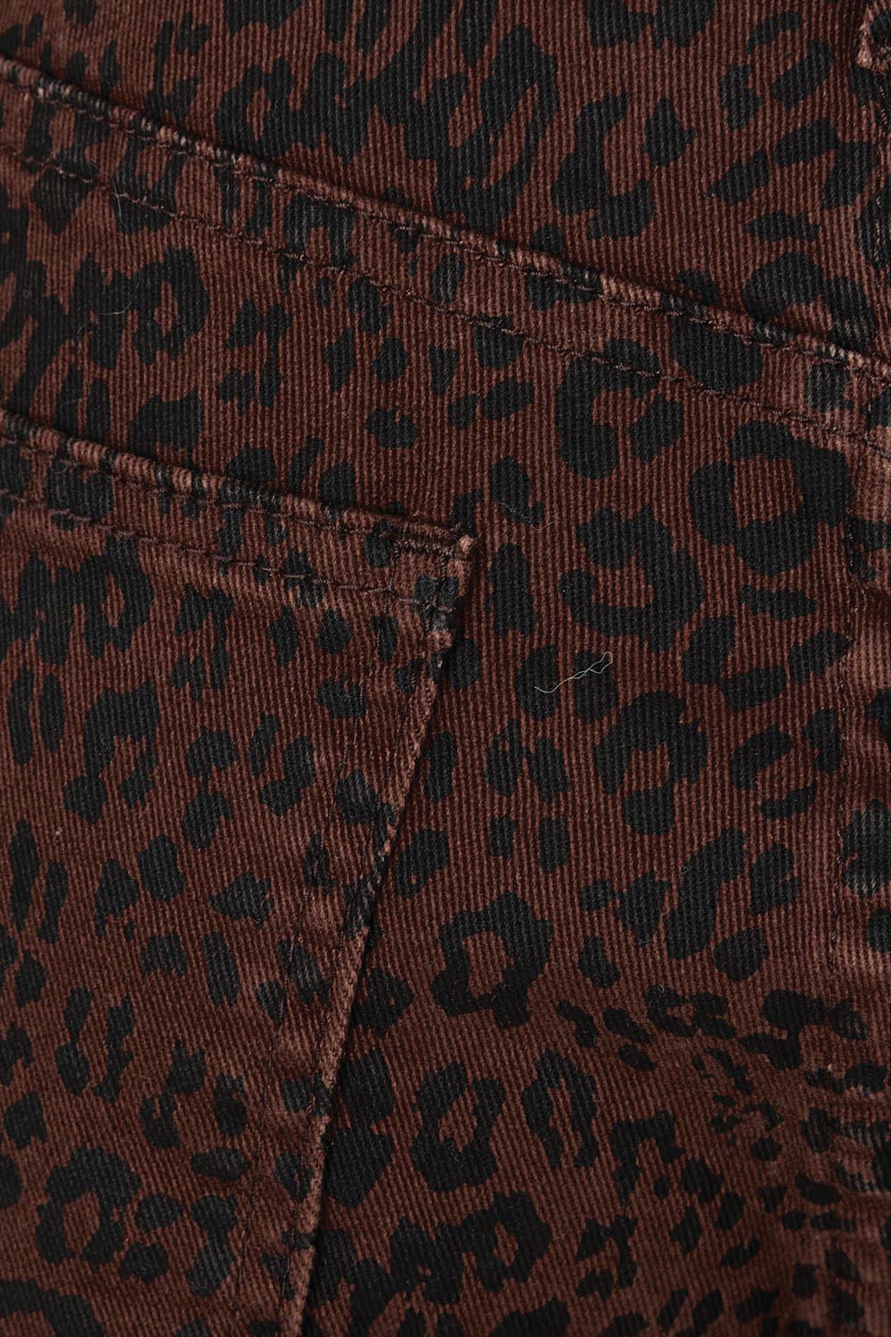 Product shot of the Steffie Relax Straight Leg Jean in colour Leopchoc, detail