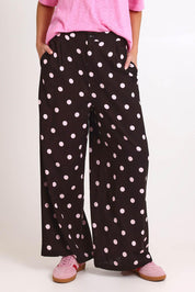 Model Madelinec wearing size 10 of the Zander Pant – Pinkchoc in colour Pinkchoc, in a cropped view