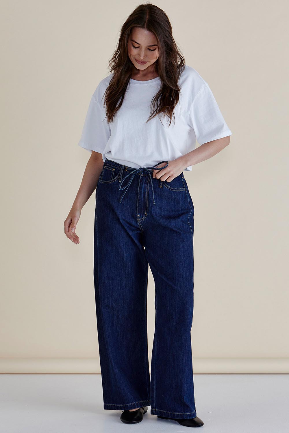 A model wearing the Goldie Jeans in colour Darkblue (Blue), from the front, showing the whole outfit
