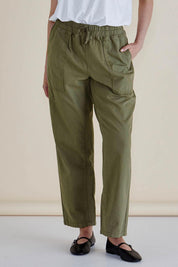 A model wearing the Quinn Cotton Jogger in colour Khaki (Green), from the front, cropped image
