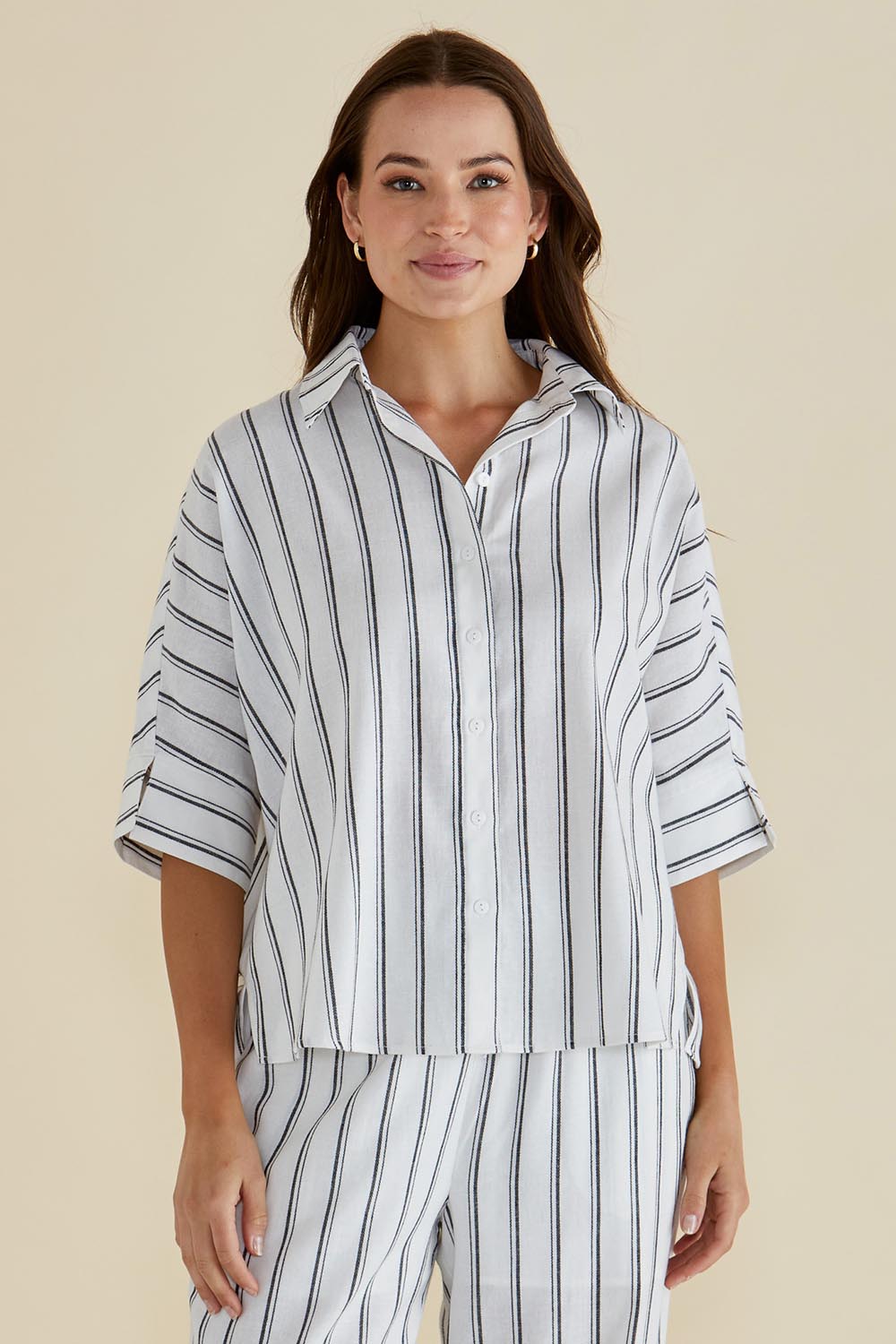 A model wearing the Lynwood Linen Blend Shirt in colour Blkwhite (White), from the front, cropped image