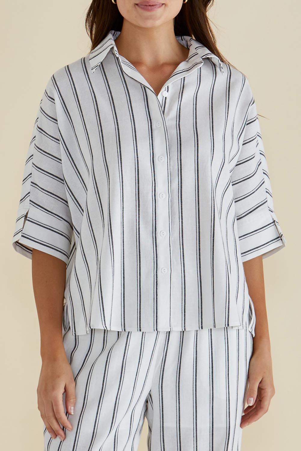 A model wearing the Lynwood Linen Blend Shirt in colour Blkwhite (White), from the front, cropped image