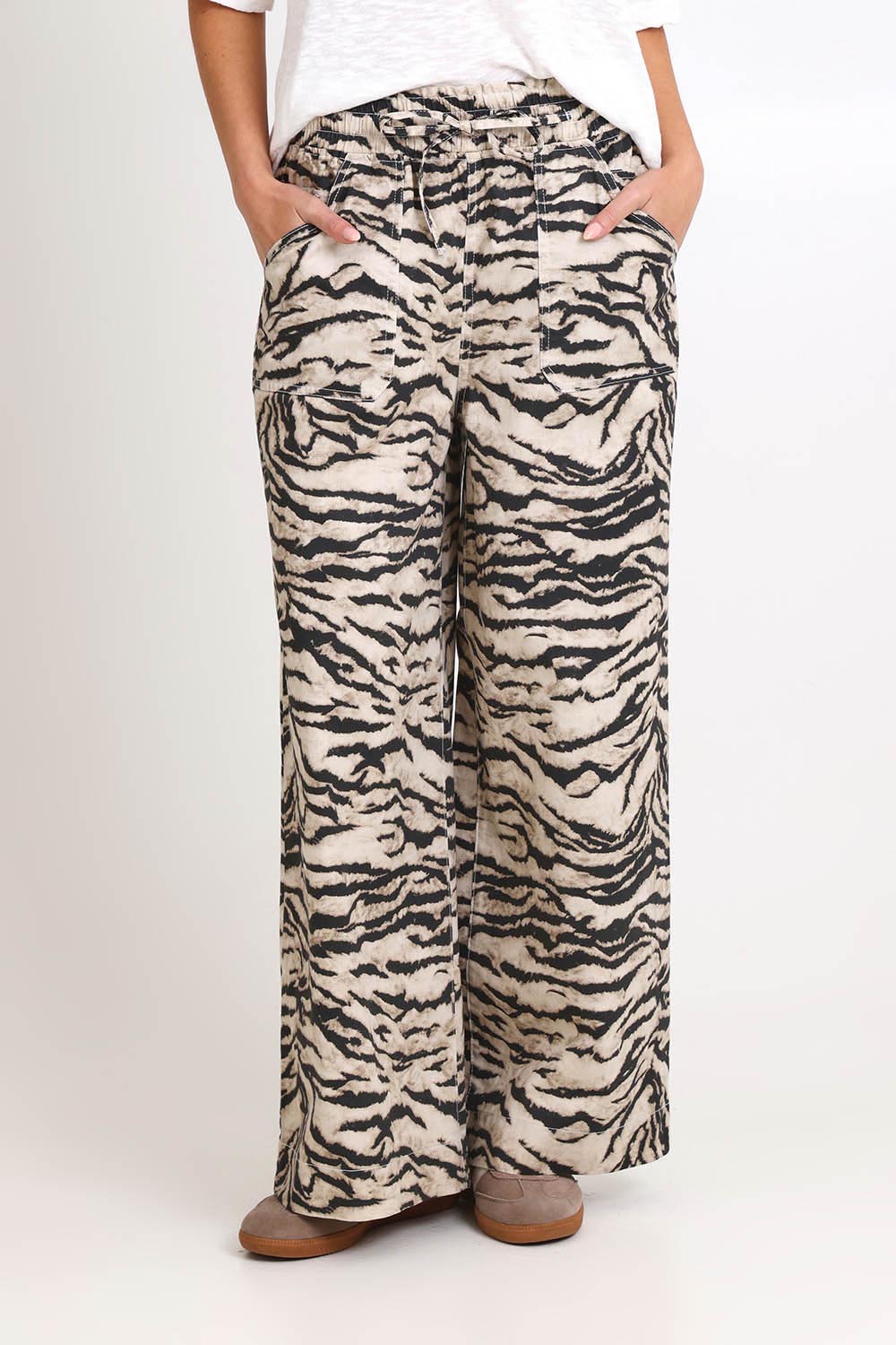 Model Madelinec wearing size 10 of the Saffra Relax Leg Jean – Animal in colour Animal, from the front