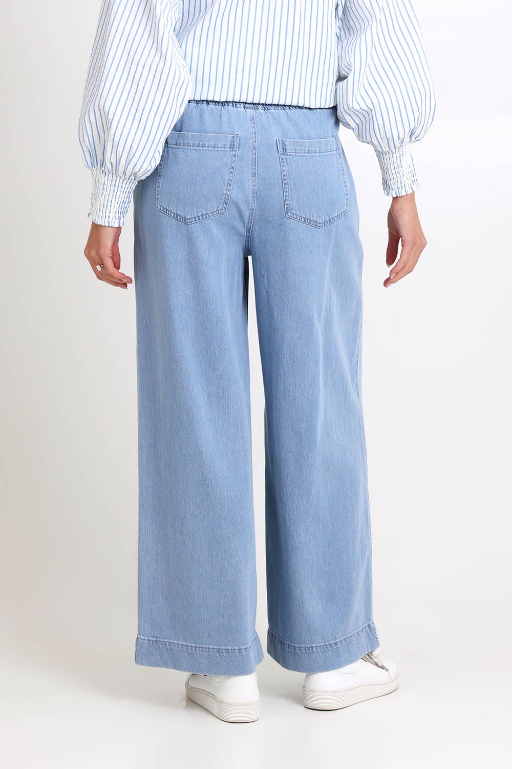 Model Madelinec wearing size 10 of the Saffra Relax Leg Jean - Midwash in colour Midwash, from the back