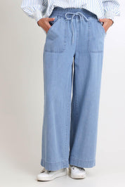 Model Madelinec wearing size 10 of the Saffra Relax Leg Jean - Midwash in colour Midwash, in a cropped view