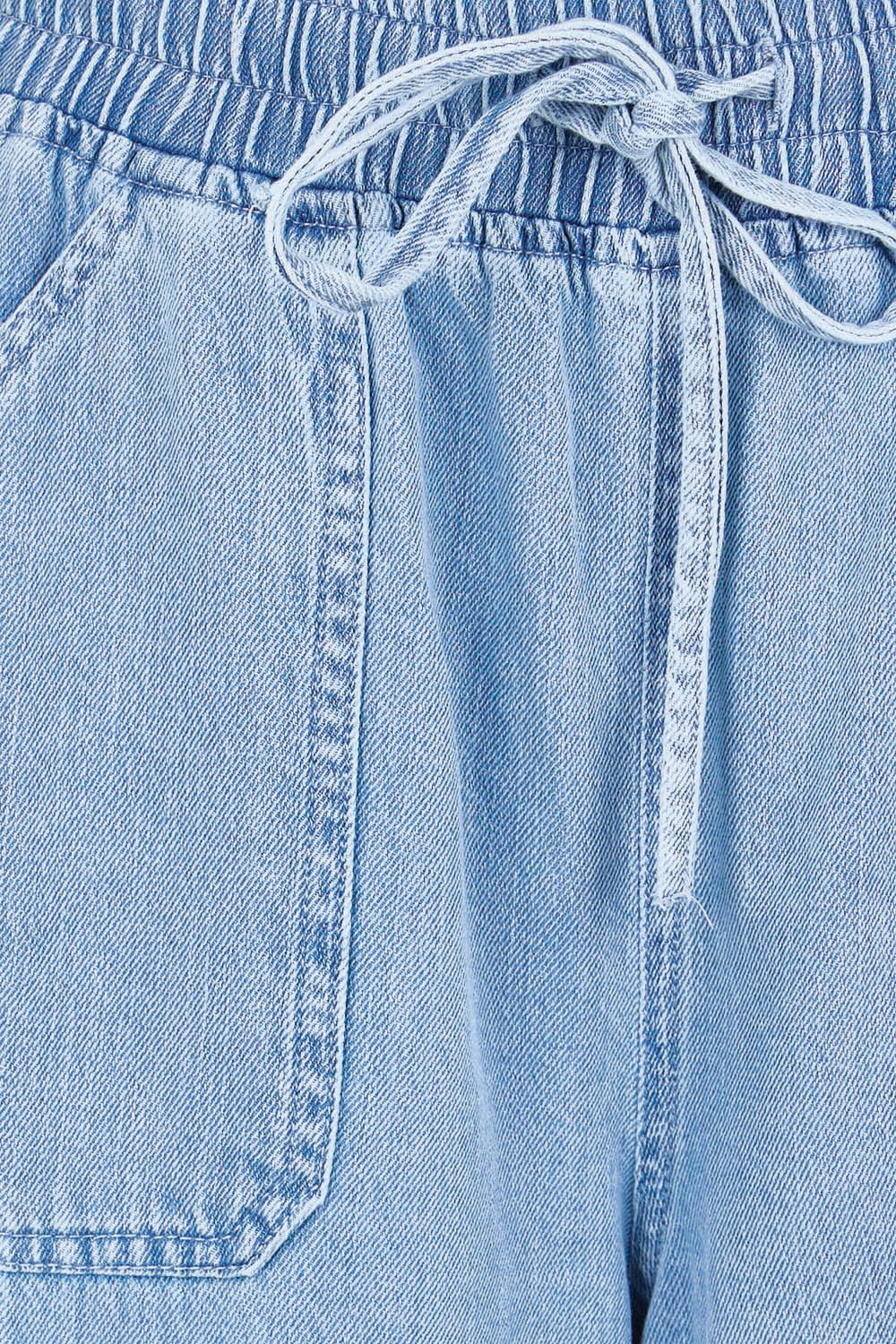 Product shot of the Saffra Relax Leg Jean - Midwash in colour Midwash, showing detail