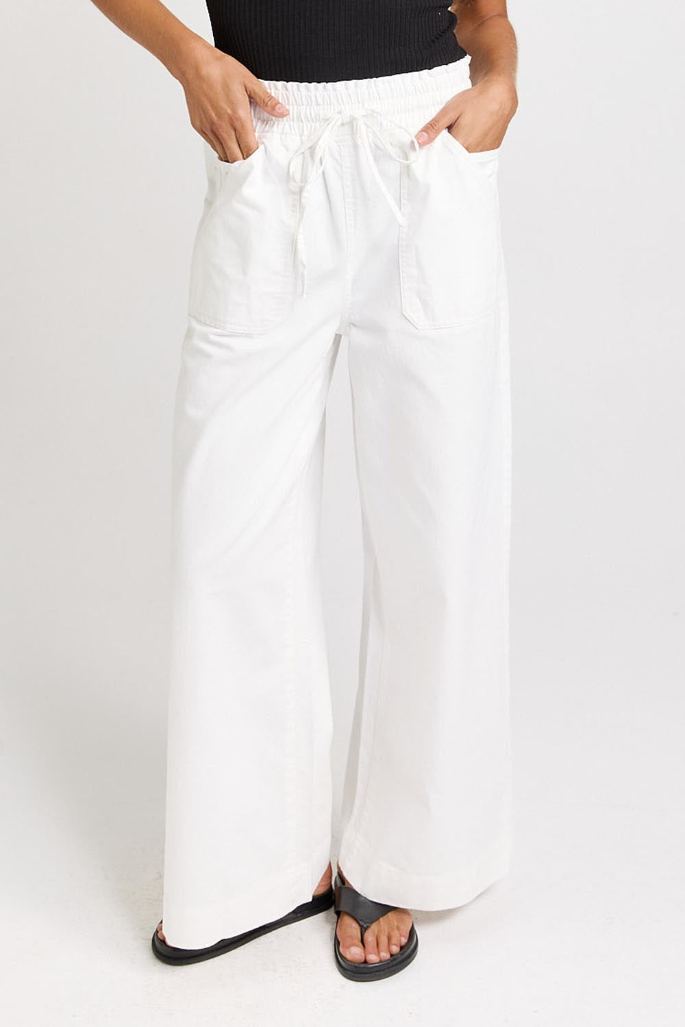Model Genericm wearing size sample of the Saffra Relax Leg Jean – White in colour White, in a cropped view