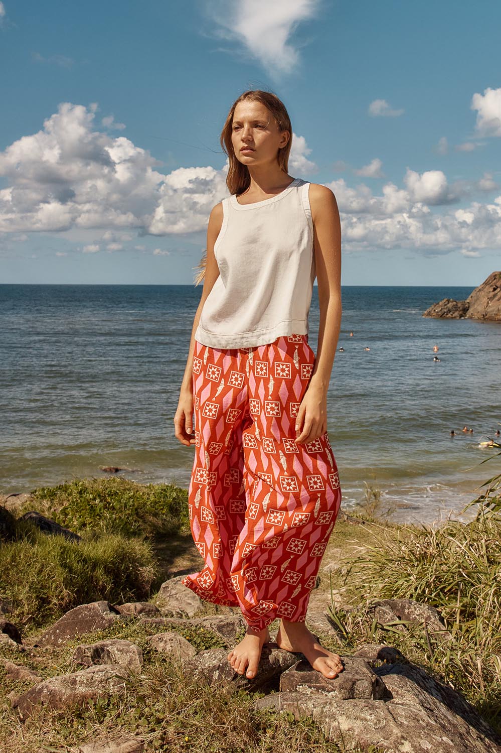 A model wearing the Copacabana Relax Pant in colour Sardinia (Red), from the front, showing the whole outfit