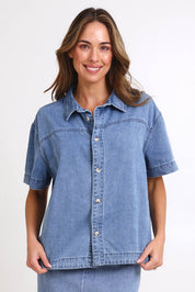 Model Madelinec wearing size 10 of the Quinn Cotton Shirt – Bluemed in colour Bluemed, in a cropped view