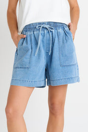 Model Genericm wearing size sample of the Quinn Cotton Short – Bluemed in colour Bluemed, in a cropped view