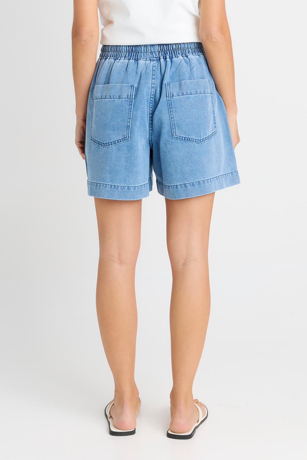 Model Genericm wearing size sample of the Quinn Cotton Short – Bluemed in colour Bluemed, from the front
