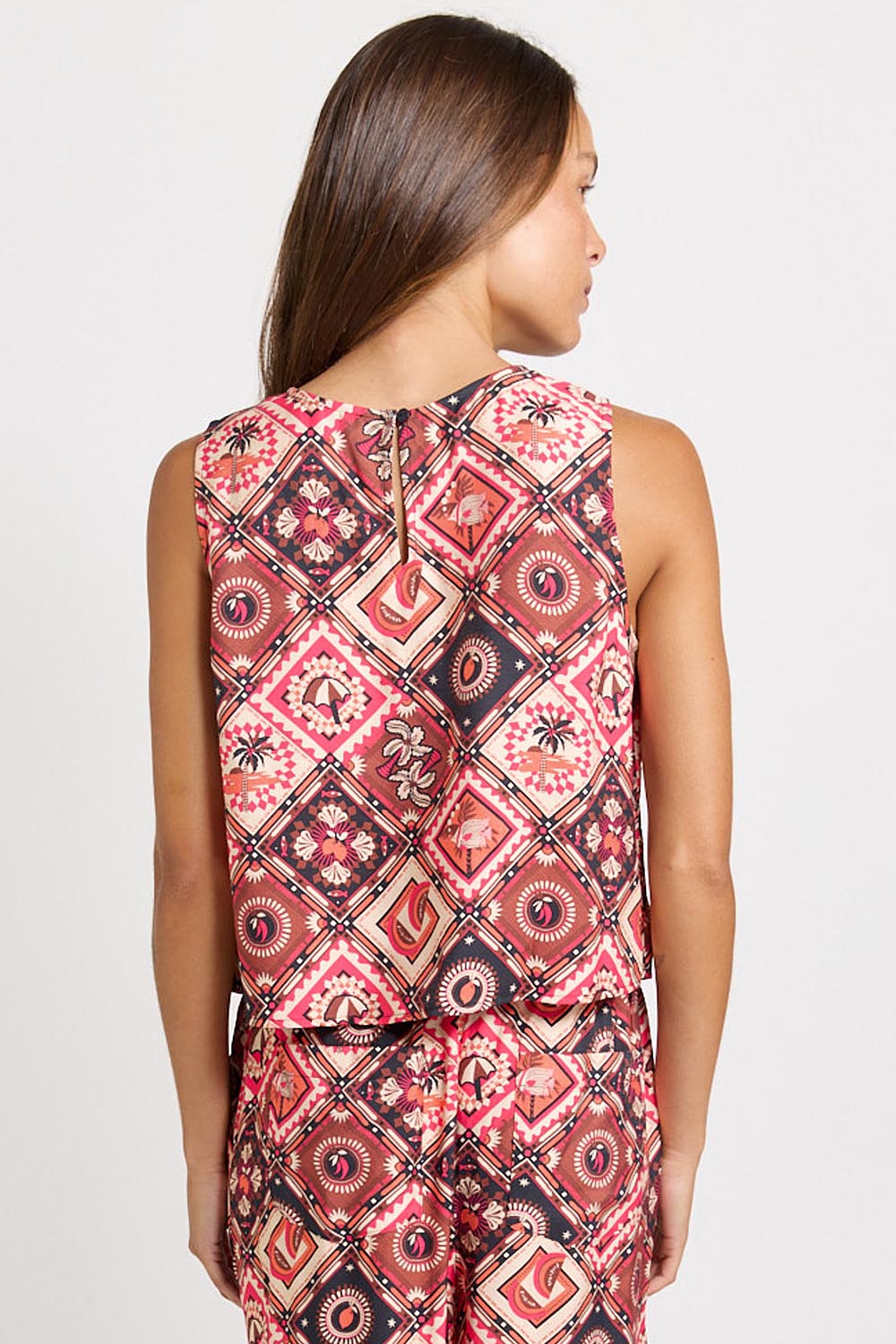 Model Genericm wearing size sample of the Coco Shell Tank – Coco in colour Coco, from the back