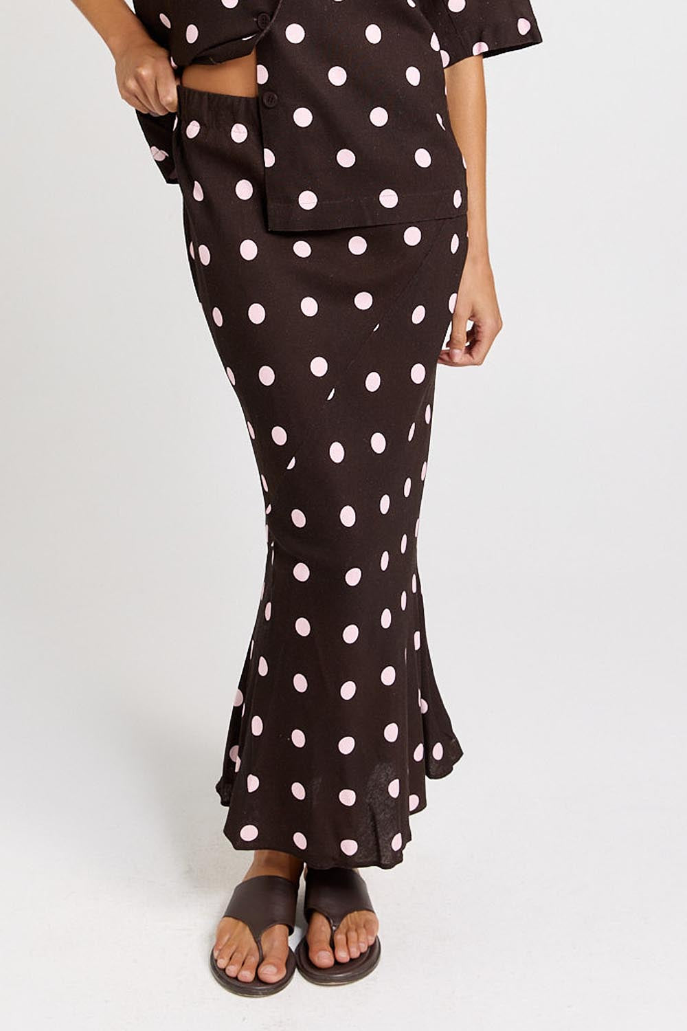 Model Genericm wearing size sample of the Sable Bias Yoke Skirt – Pinkchoc in colour Pinkchoc, from an angle