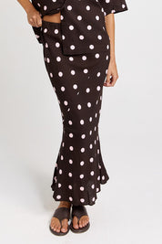 Model Genericm wearing size sample of the Sable Bias Yoke Skirt – Pinkchoc in colour Pinkchoc, from an angle