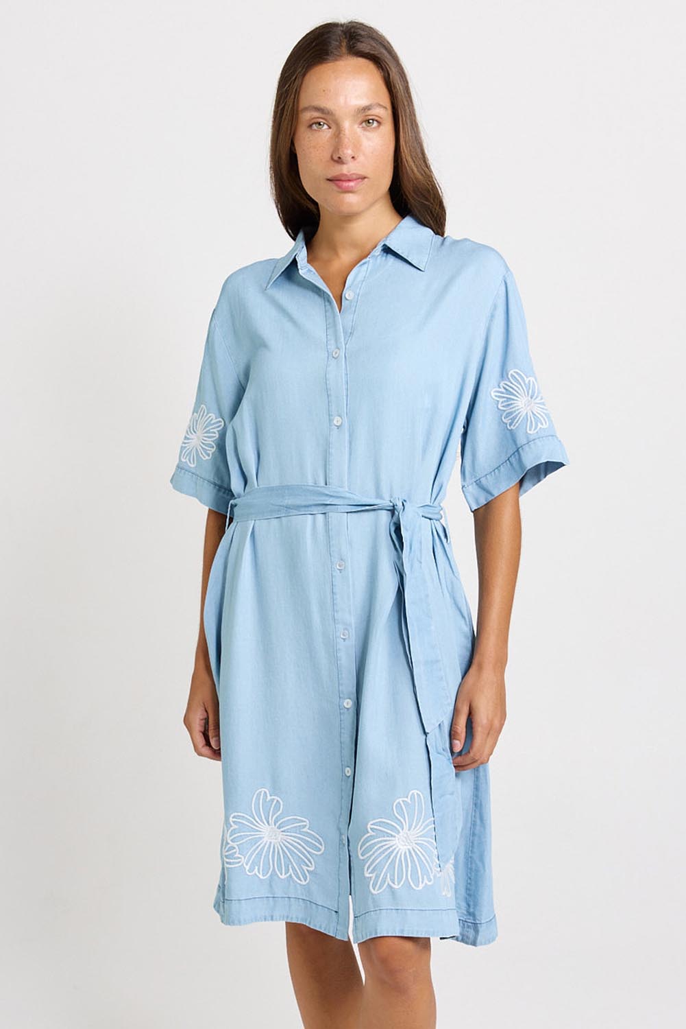 Model Genericm wearing size sample of the Emmy Shirt Dress – Midwash in colour Midwash, in a cropped view