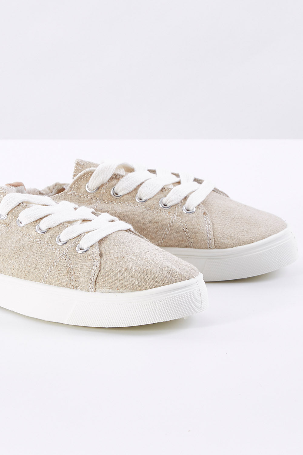 A model wearing size 36 of the Sail Sneaker in colour Linen, from the front, showing the whole outfit