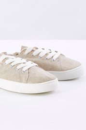 A model wearing size 36 of the Sail Sneaker in colour Linen, from the front, showing the whole outfit