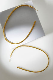 A model wearing size OneSize of the Brass Hammered Oversize Open Hoop Earrings in colour Goldbrass (Metallics), from the front, showing the whole outfit
