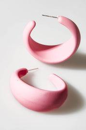 A model wearing size OneSize of the Coloured Hoop Earrings in colour Palepink (Pink), from the front, showing the whole outfit