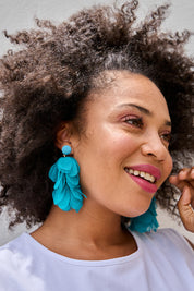 Model Olivia wearing size OneSize of the Bunch of Colour Earrings in colour Teal (Blue), from the front, showing the whole outfit