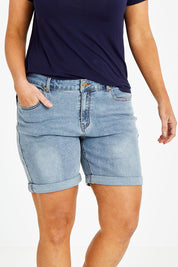 Model Laura wearing size 14 of The 5 Pocket Denim Short in colour Lightdenim (Blue), from the front, cropped image