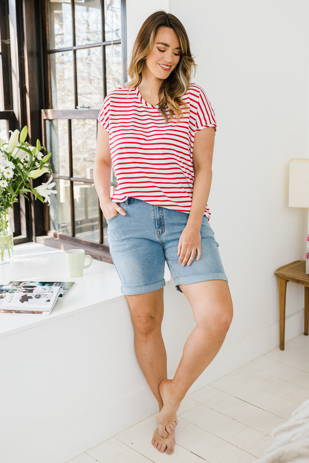 Model Laura wearing size 14 of The 5 Pocket Denim Short in colour Lightdenim (Blue), from the front, showing the whole outfit
