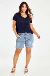 Model Laura wearing size 14 of The 5 Pocket Denim Short in colour Lightdenim (Blue), from the front, showing the whole outfit