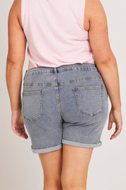 Model Poppy wearing size 16 of The 5 Pocket Denim Short in colour Lightdenim (Blue), from the back