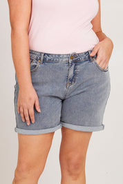 Model Poppy wearing size 16 of The 5 Pocket Denim Short in colour Lightdenim (Blue), from the front, cropped image
