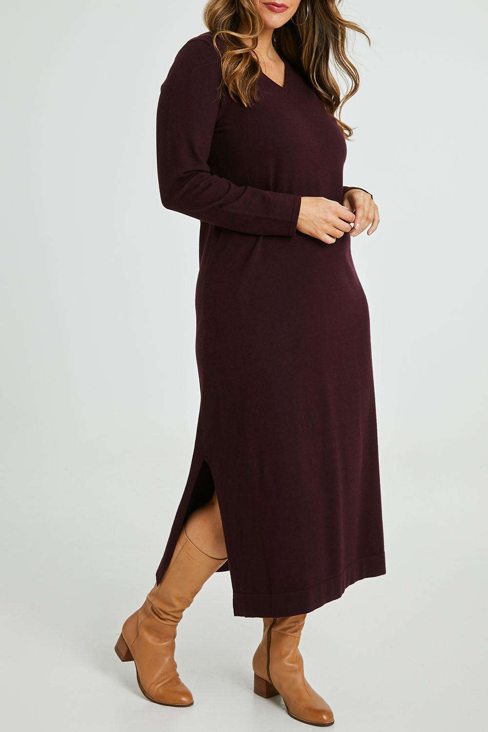 Model Laura wearing size L of The Comfort True Knit Dress in colour Burntplum (Purple), from the front, cropped image