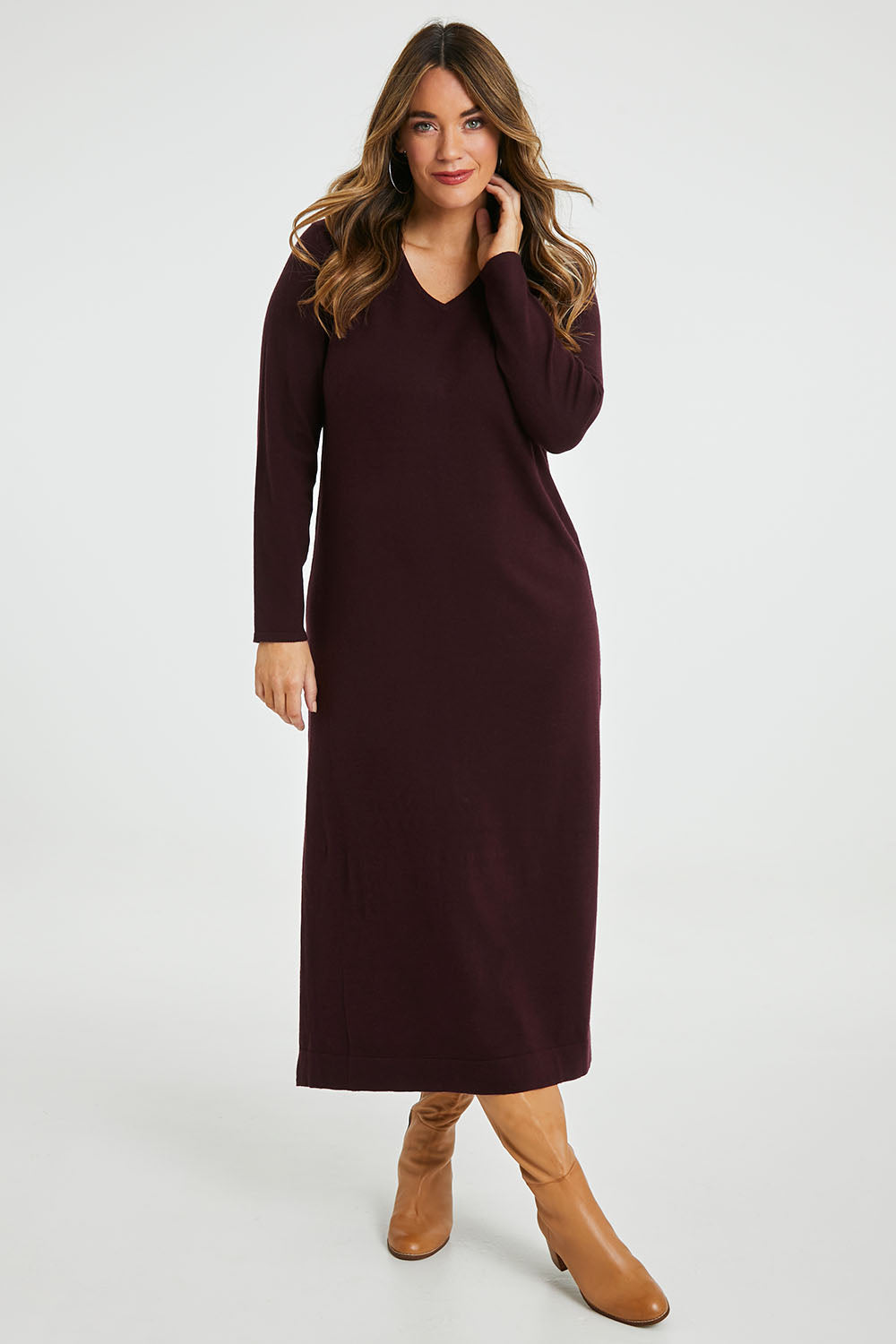Model Laura wearing size L of The Comfort True Knit Dress in colour Burntplum (Purple), from the front, showing the whole outfit
