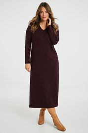 Model Laura wearing size L of The Comfort True Knit Dress in colour Burntplum (Purple), from the front, showing the whole outfit
