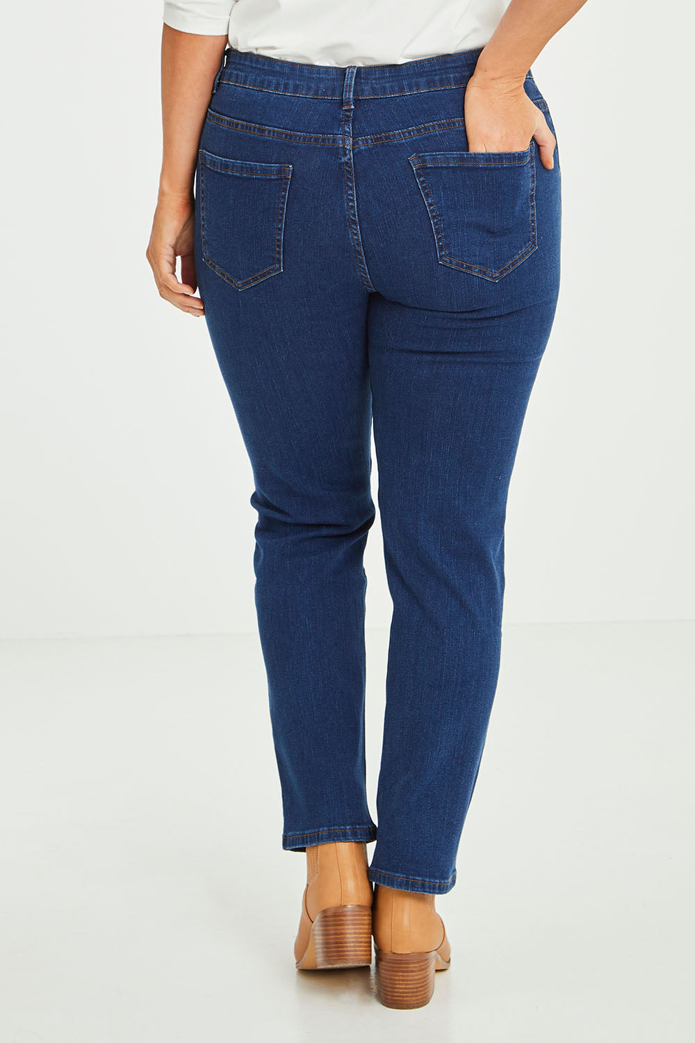 Model Laura wearing size 14 of The Weekender Jeans in colour Darkdenim (Blue), from the back