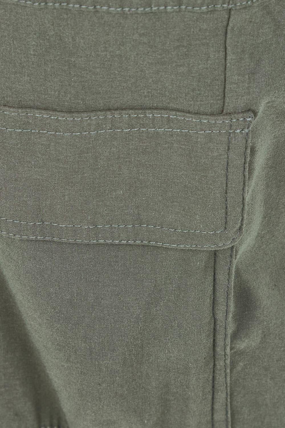 Product shot of The Cotton Blend Cargo Pant in colour Olive (Green), detail
