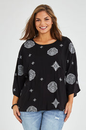 Model Monique wearing size 14 of The Relax Fit Printed Top in colour Blkfloral (Black), from the front, cropped image