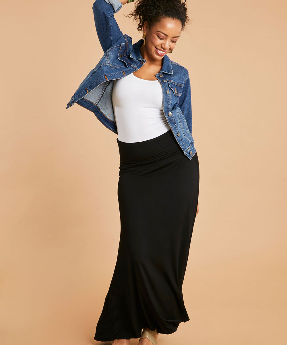 Model Noli wearing size 14 of The Best Seller Skirt in colour JetBlack (Black), from the front, showing the whole outfit