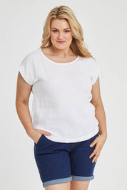 Model Keeara wearing size 16 of The Weekender Shorts in colour Darkdenim (Blue), from the front, cropped image