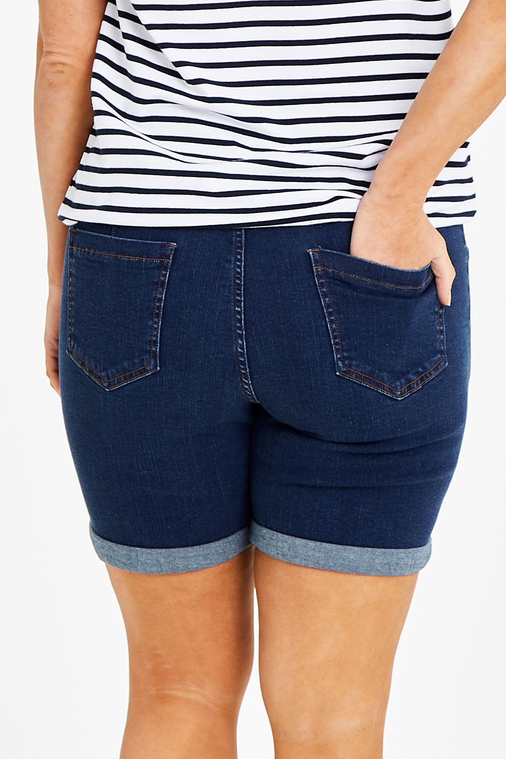 Model Laura wearing size 14 of The Weekender Shorts in colour Darkdenim (Blue), from the front, cropped image