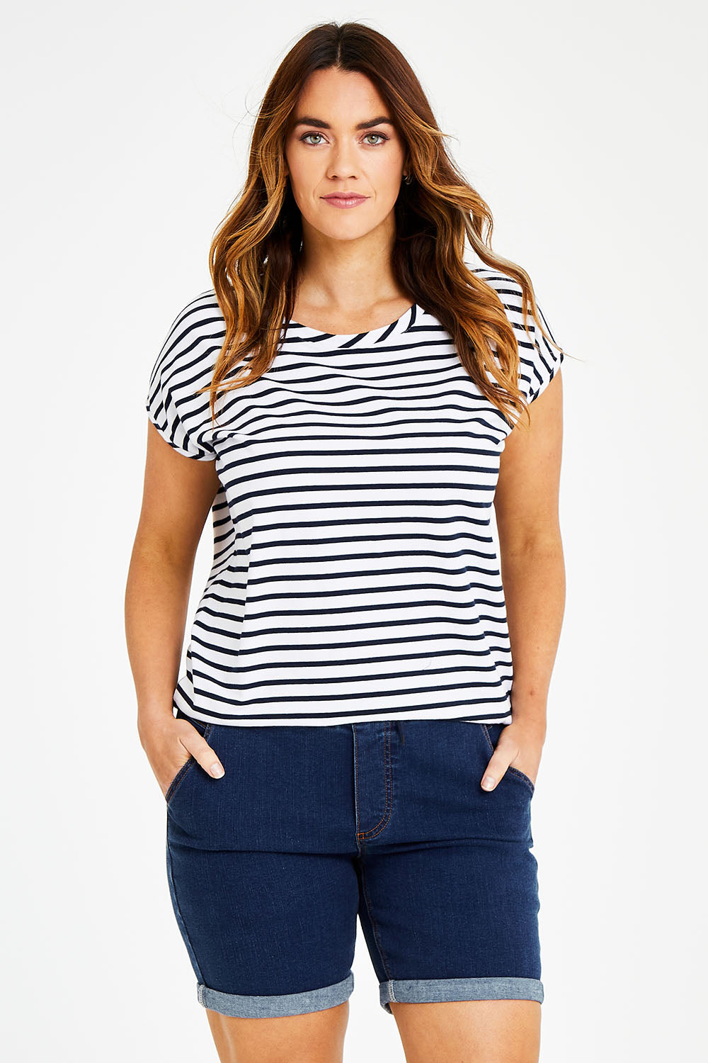 Model Laura wearing size 14 of The Weekender Shorts in colour Darkdenim (Blue), from the front, cropped image