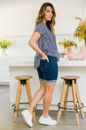 Model Laura wearing size 14 of The Weekender Shorts in colour Darkdenim (Blue), from the front, showing the whole outfit