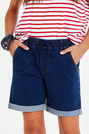 Model Vitoria wearing size 10 of The Weekender Shorts in colour Darkdenim (Blue), from the front, cropped image