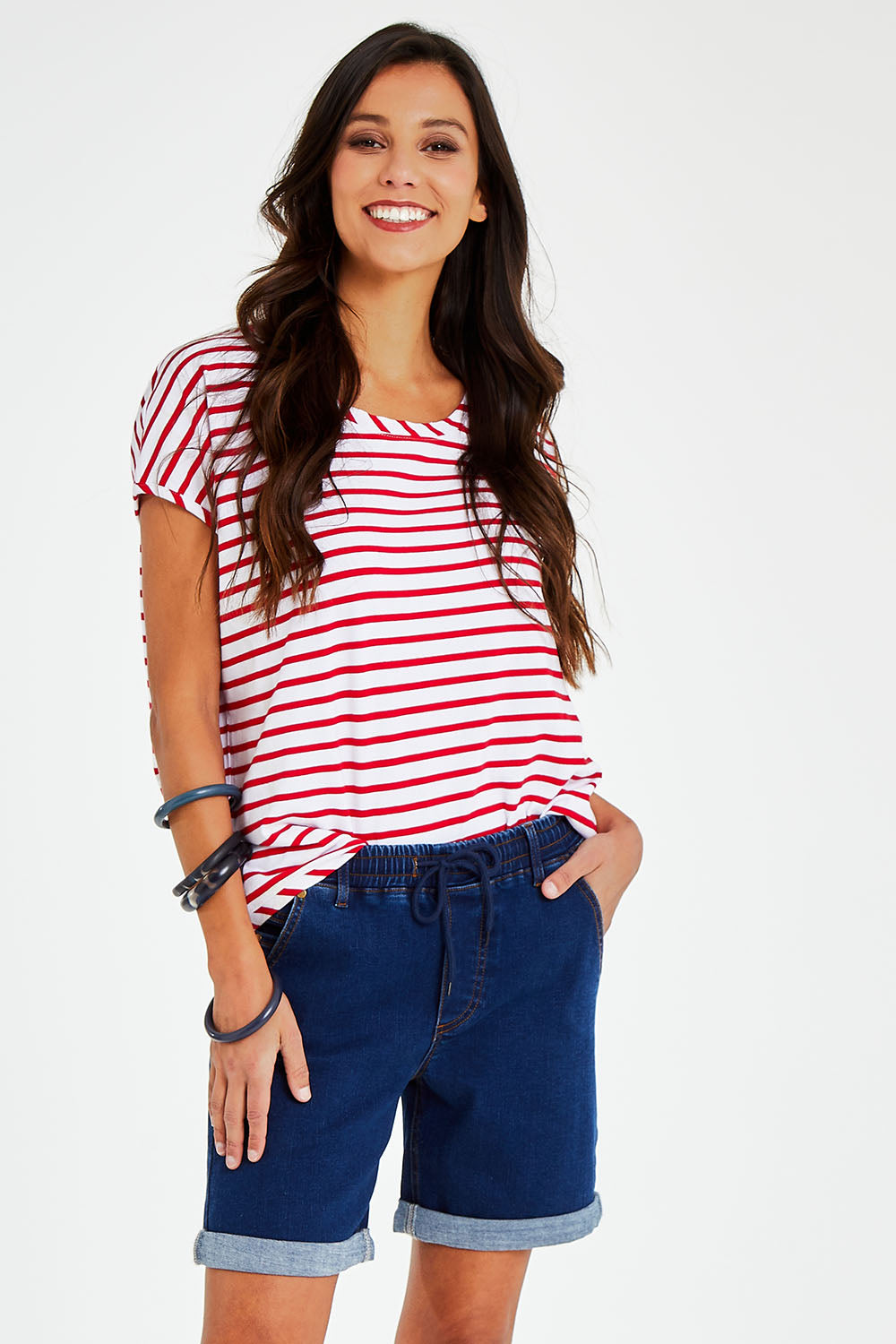 Model Vitoria wearing size 10 of The Weekender Shorts in colour Darkdenim (Blue), from the front, cropped image