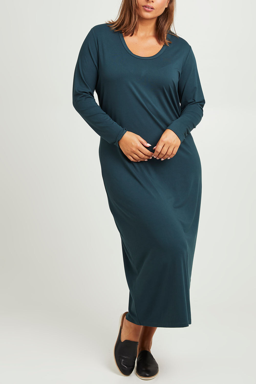 Model Monique wearing size 14 of The Long Sleeve Bamboo Dress in colour Forest (Green), from the front, cropped image
