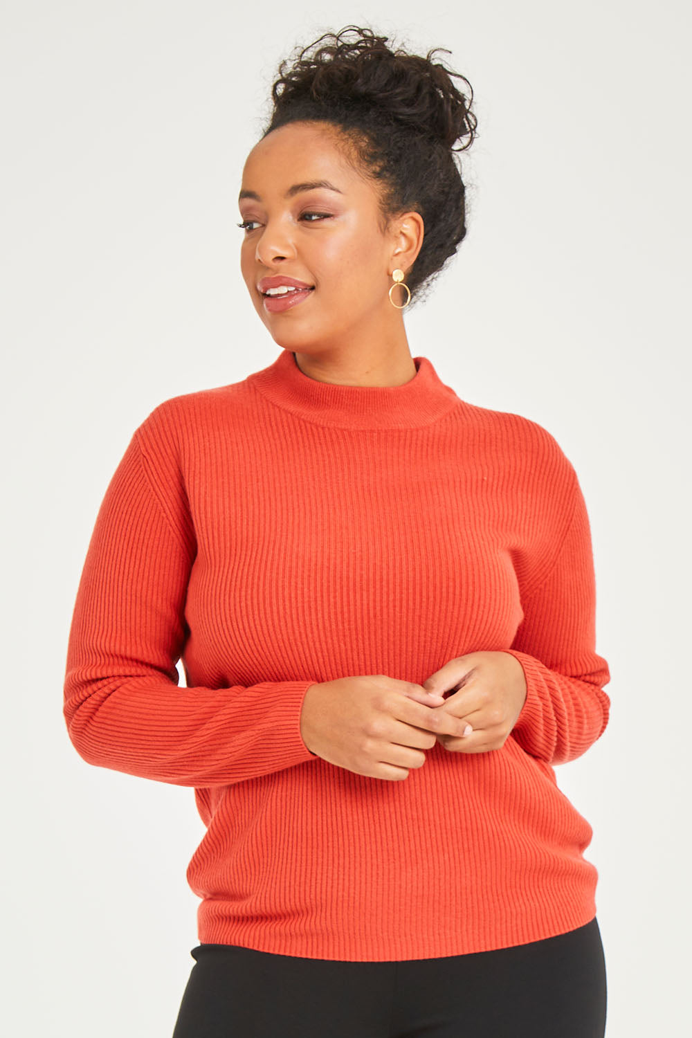 Model Noli wearing size L of The Essential Soft Rib Skivvy in colour Tangorust, from the front, cropped image