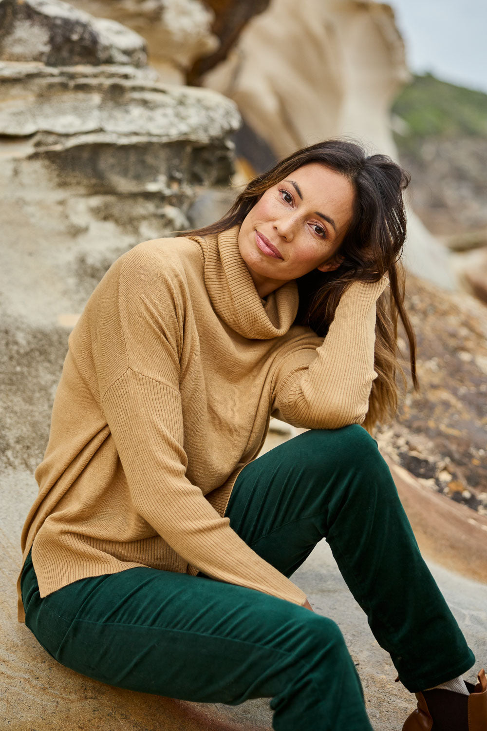 Model Amanda wearing size S of The Essential Soft High Low Jumper in colour Biscuit, from the front, showing the whole outfit