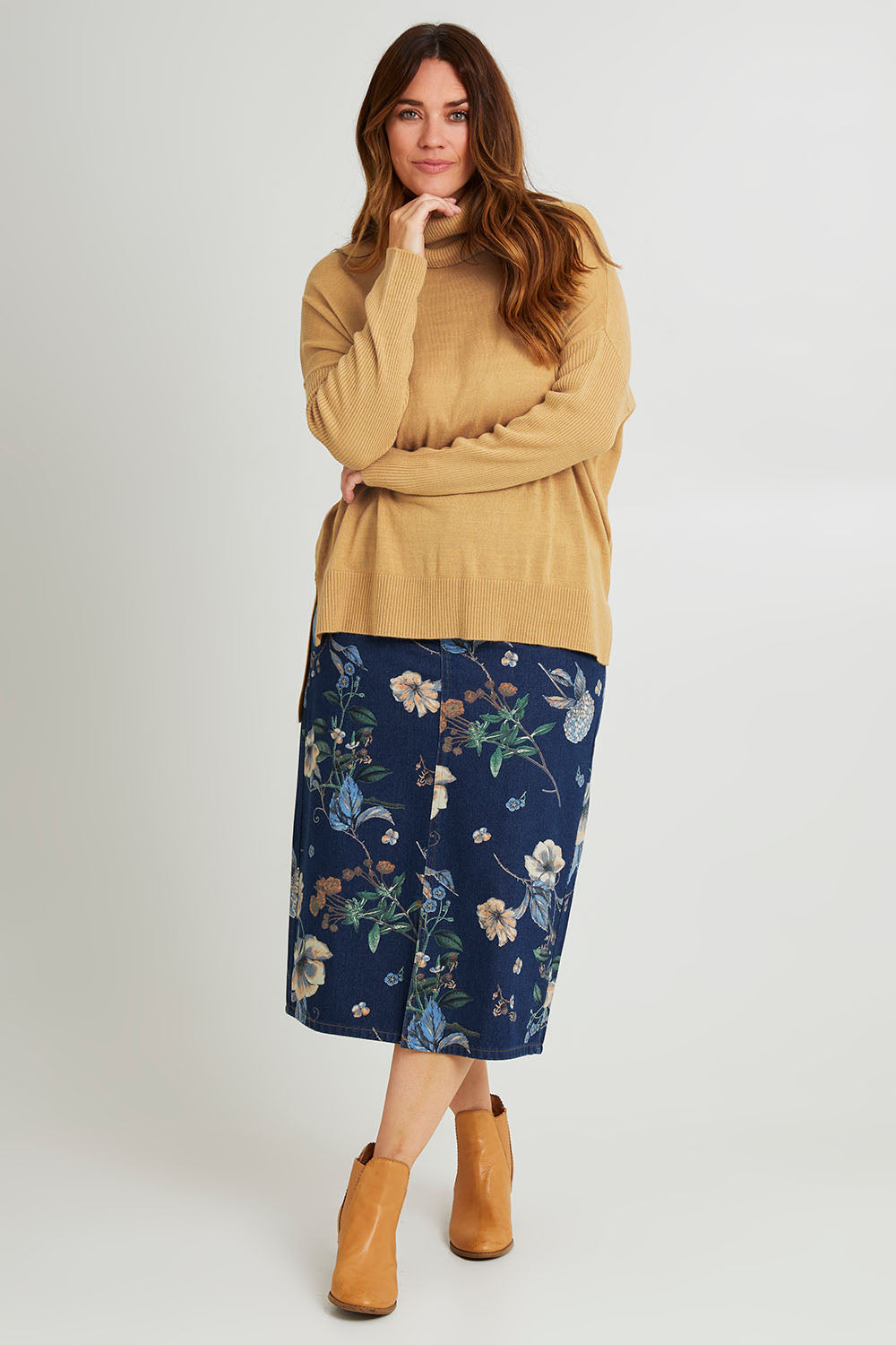 Model Laura wearing size L of The Essential Soft High Low Jumper in colour Biscuit, from the front, showing the whole outfit