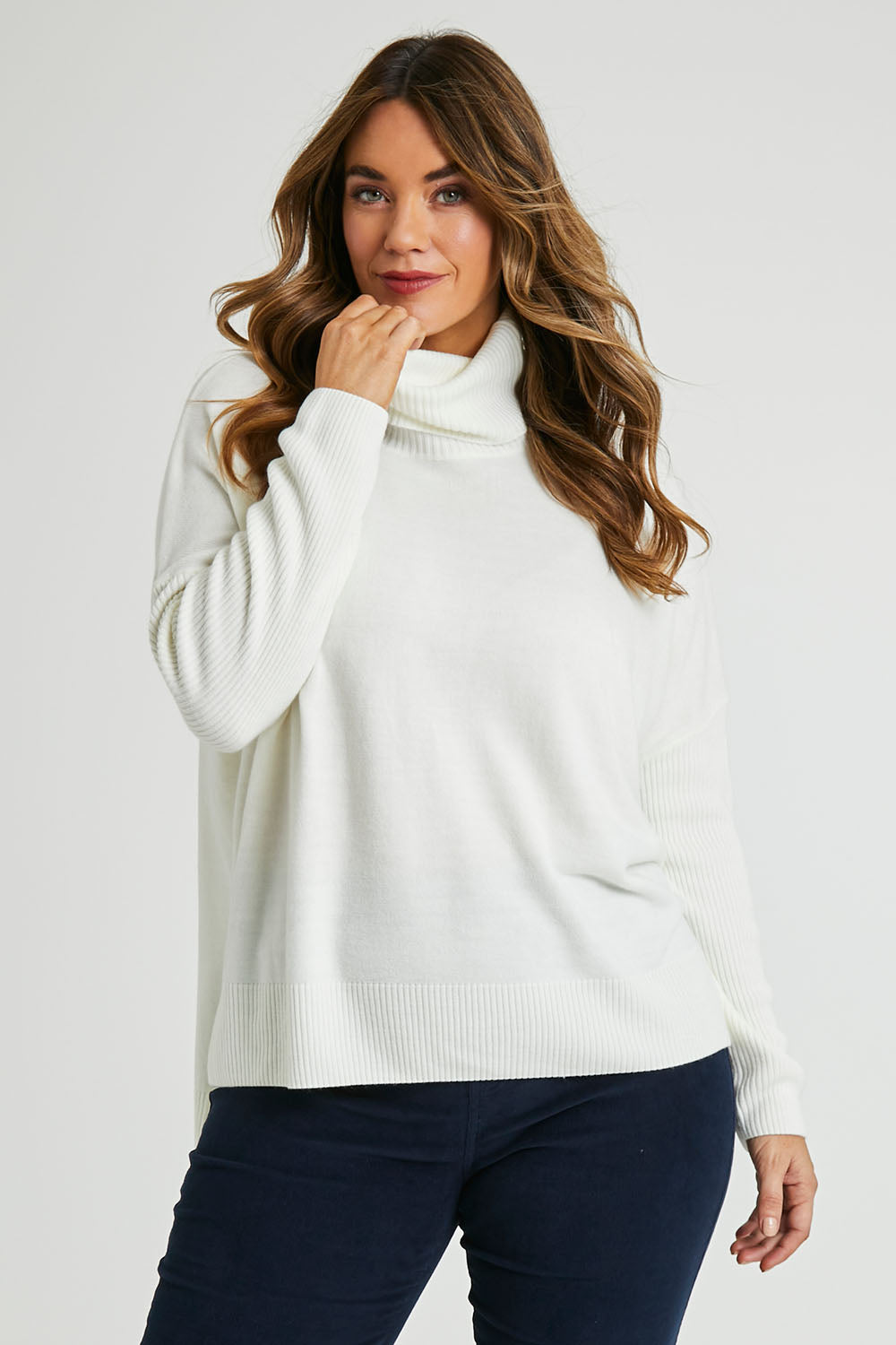 Model Laura wearing size L of The Essential Soft High Low Jumper in colour Snow (White), from the front, cropped image